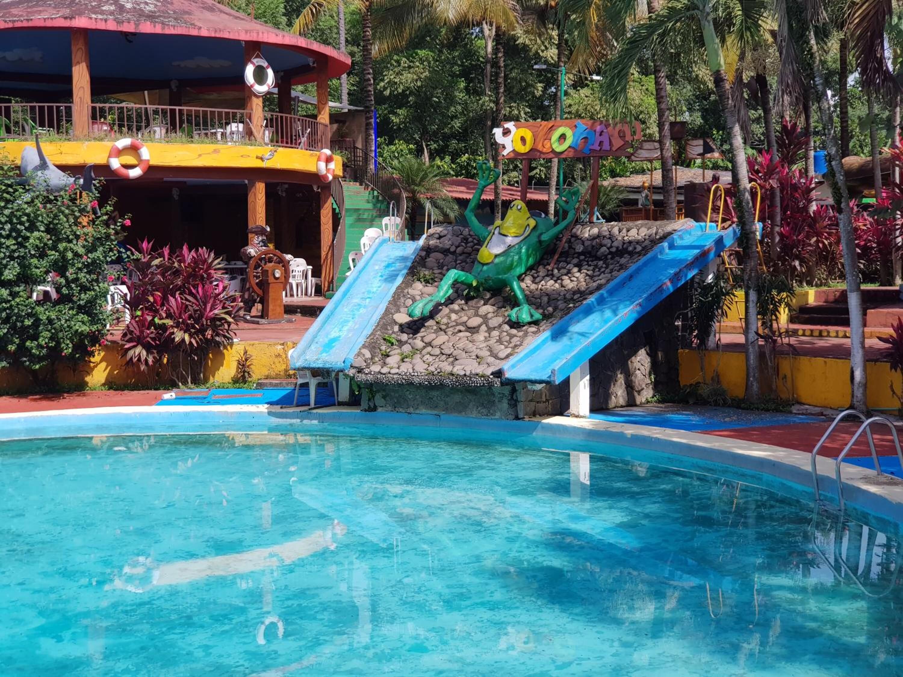 7 outdoor pools, open 9:00 am to 11:00 pm, pool umbrellas