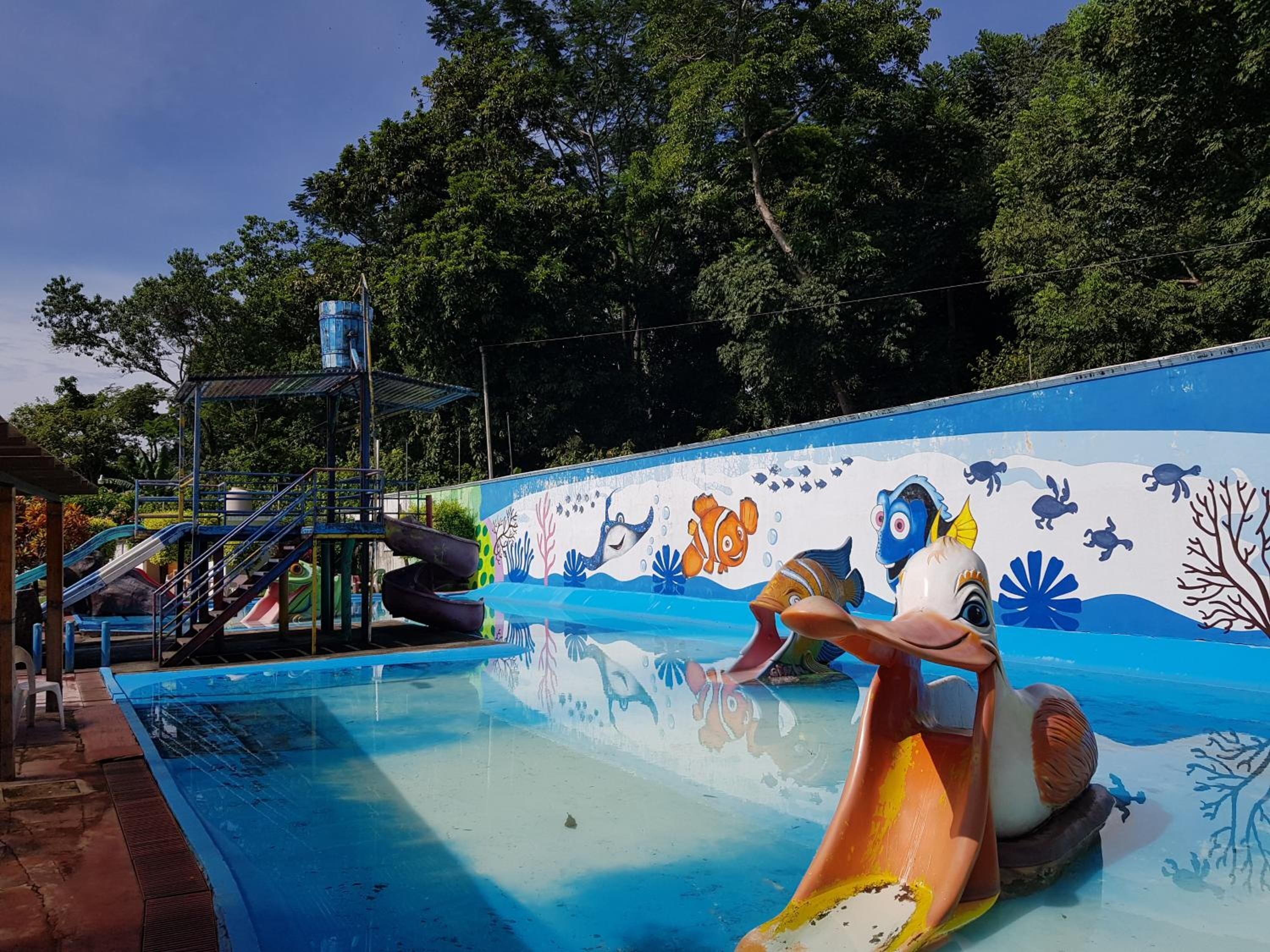 7 outdoor pools, open 9:00 am to 11:00 pm, pool umbrellas