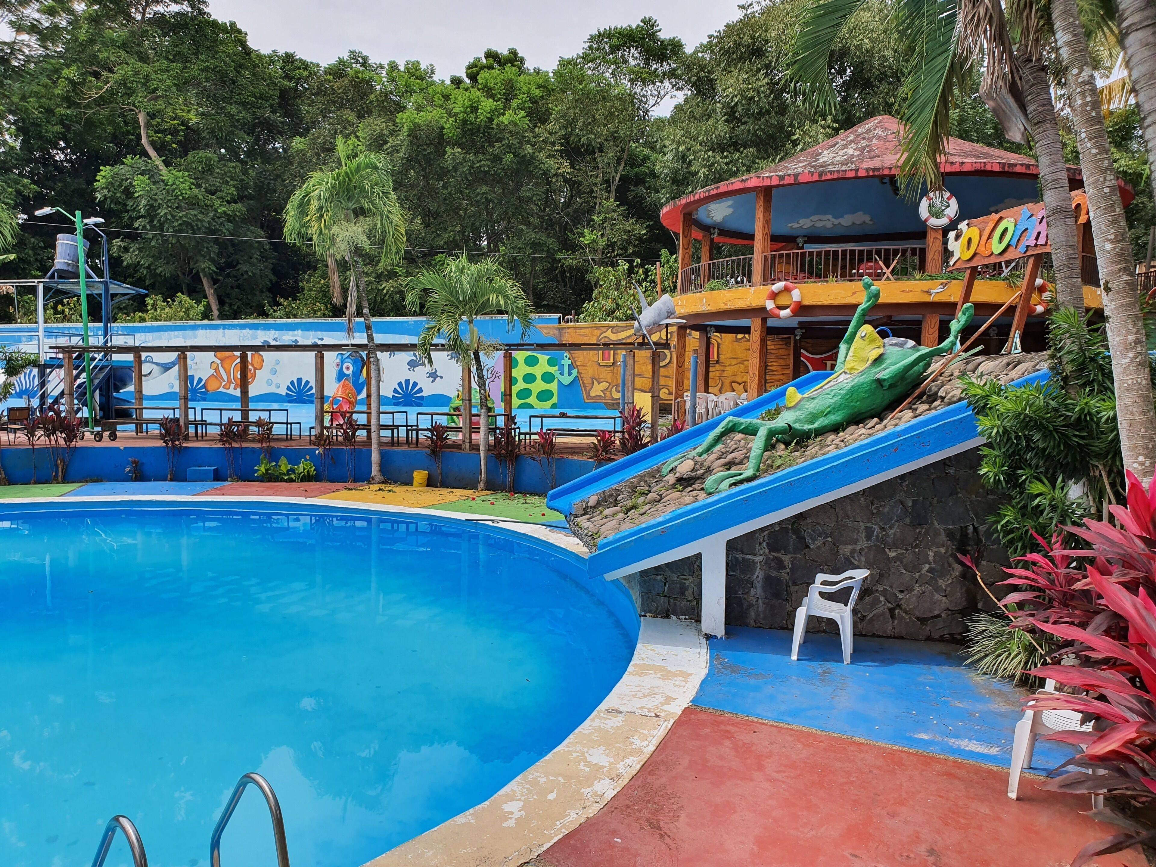 7 outdoor pools, open 9:00 am to 11:00 pm, pool umbrellas