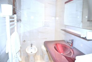 Duplex, 2 Bedrooms | Bathroom | Shower, rainfall showerhead, towels - Rio Marin 105 (Venice)