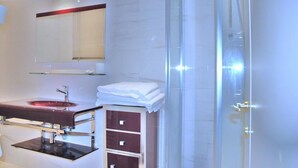 Duplex, 2 Bedrooms | Bathroom