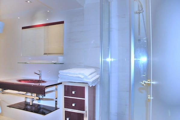 Duplex, 2 Bedrooms | Bathroom | Shower, rainfall showerhead, towels