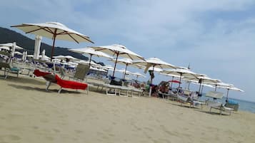 Una spiaggia nelle vicinanze