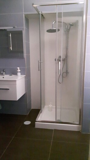 Comfort Quadruple Room | Bathroom shower - Le Suites Maor (Gaeta)