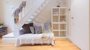 A bedroom with a bed, a white staircase, a white shelving unit, and a door. - London Villa - 43 Clanricarde Gardens (London)