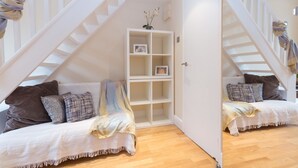 A room with a loft bed, a white shelving unit, and a staircase. - London Villa - 43 Clanricarde Gardens (London)