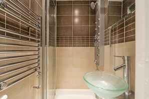 Douche, sèche-cheveux, serviettes fournies, savon