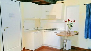 Studio | Private kitchenette | Fridge, microwave, stovetop, cookware/dishes/utensils - Monolocale San Marco (Venice)