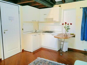 Studio | Eigene Kochnische | Kühlschrank, Mikrowelle, Herdplatte, Kochgeschirr/Geschirr/Besteck