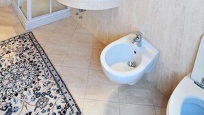 Studio | Bathroom | Shower, rainfall showerhead, towels - Monolocale San Marco (Venice)