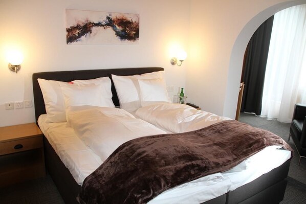 خزنة داخل الغرفة ومكتب وتجهيزات عازلة للصوت وواي فاي مجانًا