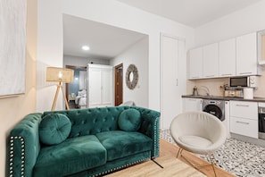 TV, video library - Beautifully Renovated 18th Cent. Historic Apartment In Malaga Centre (Málaga)