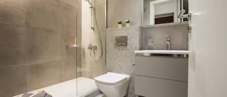 Luxury Apartment, 1 Double Bed, Non Smoking | Bathroom | Shower, towels