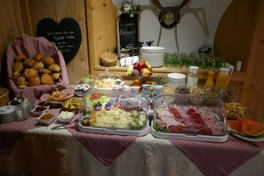 Free daily buffet breakfast - Landhaus Krone (Steinach)