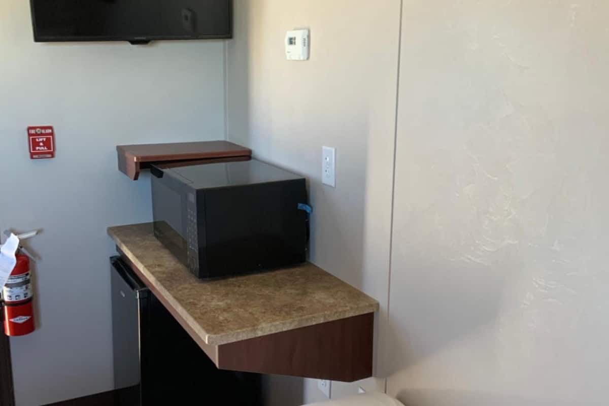 desk, soundproofing, free wifi, bed sheets