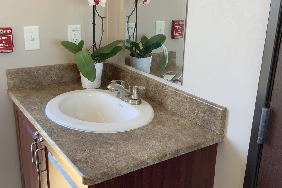 economy room, 1 queen bed, non smoking | desk, soundproofing, free wifi, bed sheets