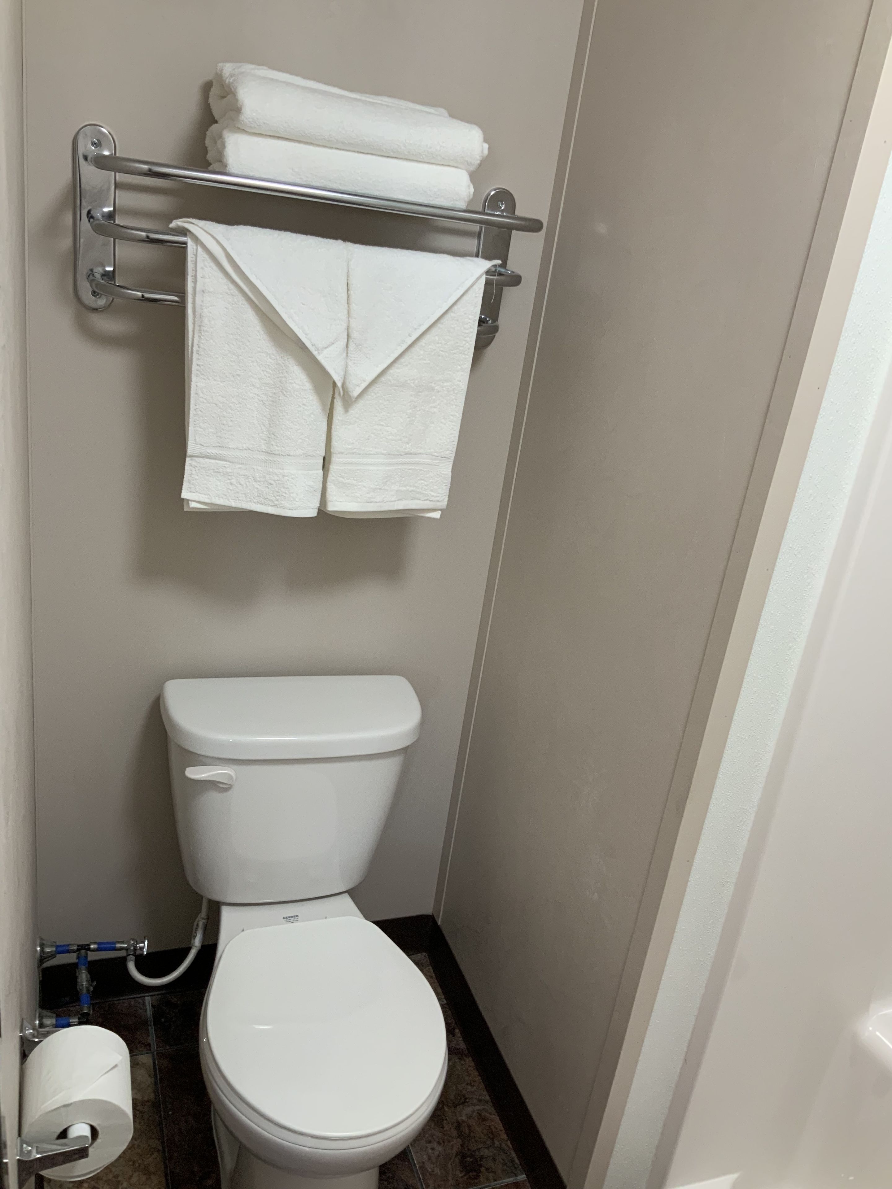 economy room, 1 queen bed, non smoking | bathroom | towels