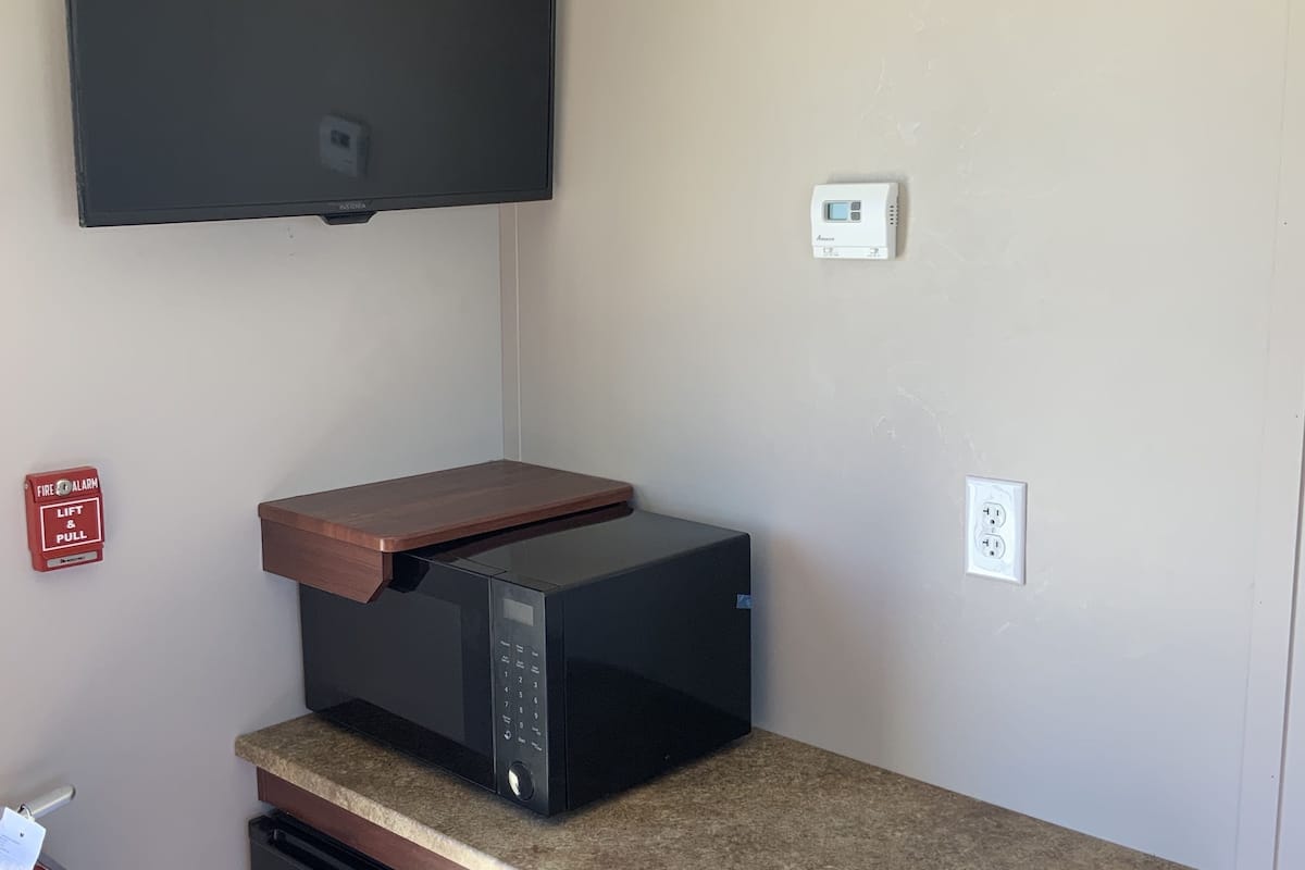 economy room, 1 queen bed, non smoking | room amenity