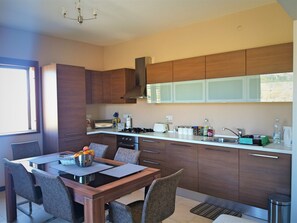 Dishwasher, coffee/tea maker, cookware/dishes/utensils