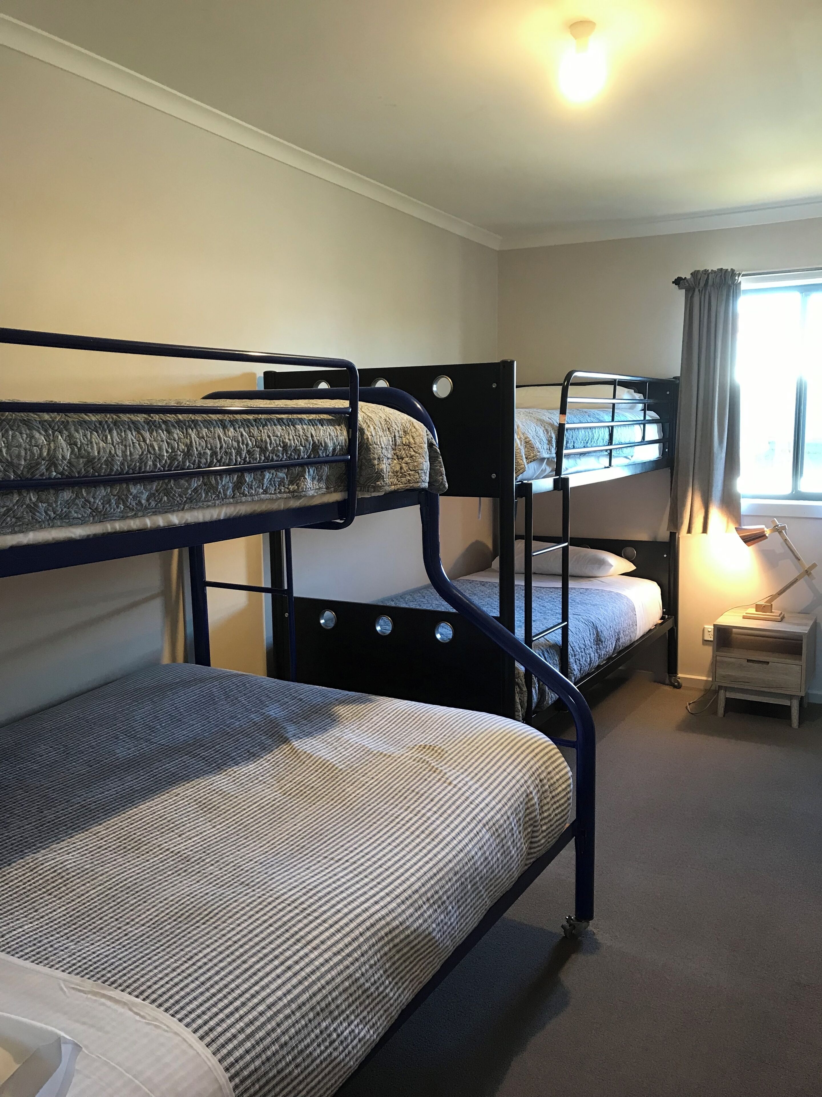 5 bedrooms, iron/ironing board, bed sheets