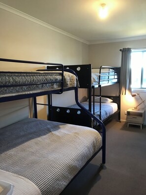 5 bedrooms, iron/ironing board, bed sheets