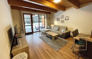 شقة ديلوكس | مكتب ومساحة عمل للكمبيوتر المحمول وتجهيزات عازلة للصوت وواي فاي مجانًا