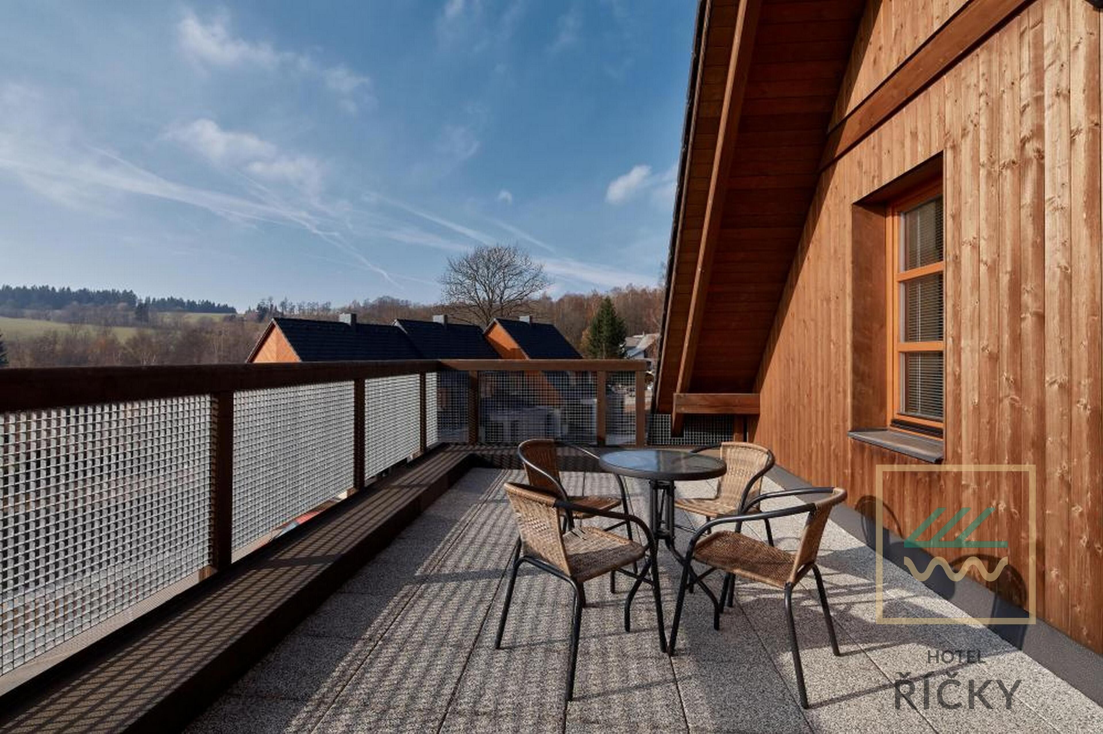 Maisonette apartment with a balcony and a kitchenette | Bureau, chambres insonorisées, Wi-Fi gratuit, draps fournis