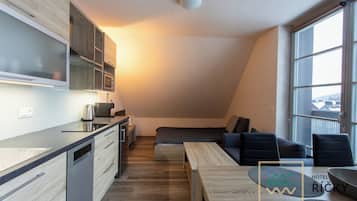 Exclusive-Apartment | Essbereich im Zimmer