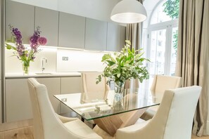 Luxury Apartment, 2 Double Beds, Non Smoking, Garden View | Living room