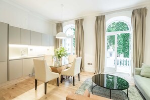 Luxe appartement, 2 tweepersoonsbedden, niet-roken, uitzicht op tuin | Woonkamer | Een televisie