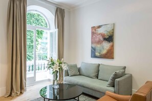 Luxe appartement, 2 tweepersoonsbedden, niet-roken, uitzicht op tuin | Woonkamer | Een televisie