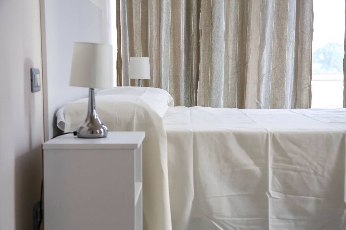 Minibar, blackout drapes, free WiFi, bed sheets