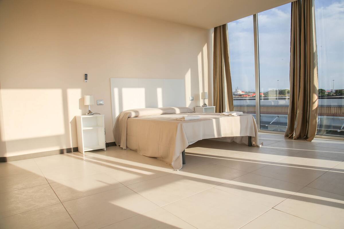 Minibar, blackout drapes, free WiFi, bed sheets