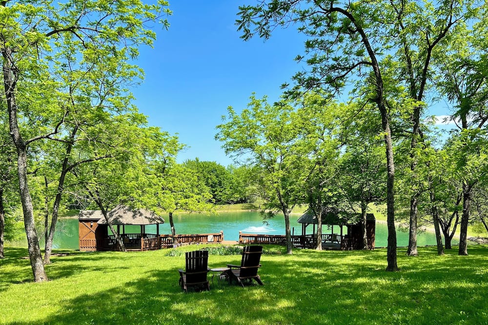 Walnut Waters Bed & Breakfast - Lone Jack, MO