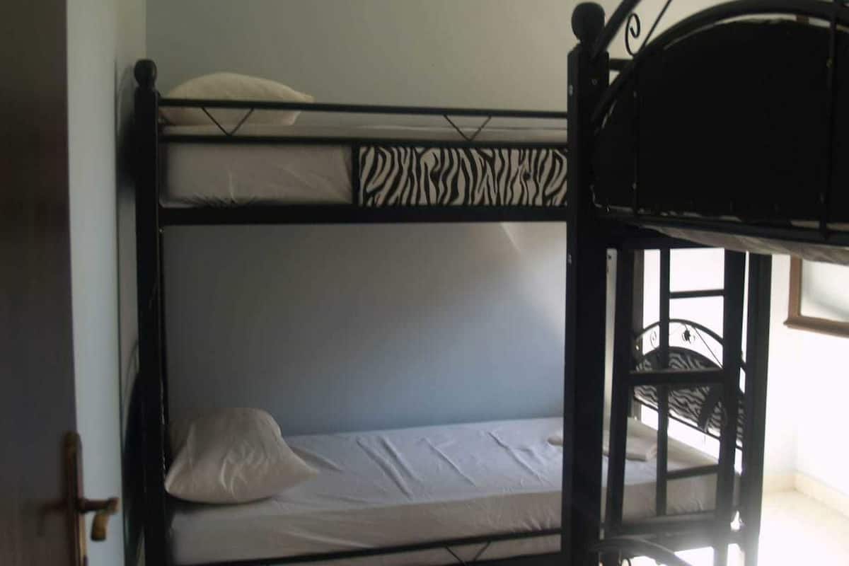 Escritorio, wifi gratis y ropa de cama