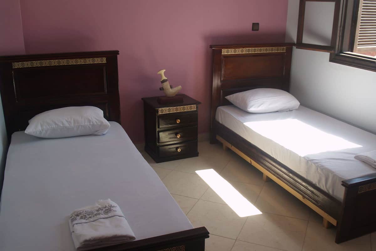 Escritorio, wifi gratis y ropa de cama
