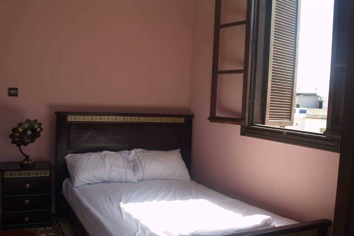 Escritorio, wifi gratis y ropa de cama