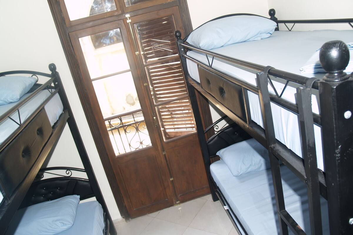 Escritorio, wifi gratis y ropa de cama