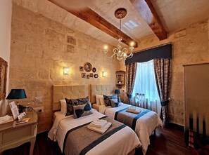 Twin Room, Ensuite (ROSE) | Premium bedding, in-room safe, individually decorated, desk - Casa Asti (Valletta)