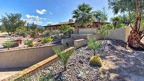 A desert landscape with a house surrounded by cacti and palm trees. - Luxe Tucson Vineyard Home w/ Views & Fire Pit (Tucson)