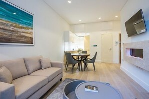 28-inch TV with digital channels - London Villa - 20 Princes Square (London)