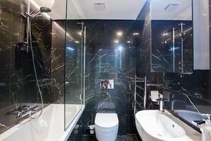 Chuveiro, produtos de toalete grátis, secador de cabelo 