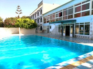 Una piscina al aire libre
