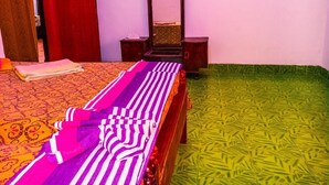 A room with a bed, a mirror, and a wooden wardrobe. - Spring holiday (Mirissa)