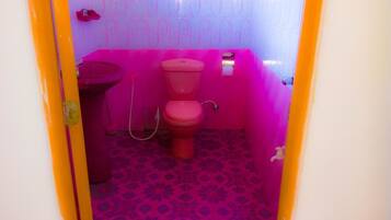 Deluxe Double Room, 1 Double Bed, Non Smoking | Bathroom | Shower, free toiletries, bidet, towels