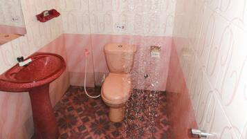 Deluxe Double Room, 1 Double Bed, Non Smoking | Bathroom | Shower, free toiletries, bidet, towels