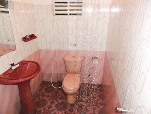 Deluxe Double Room, 1 Double Bed, Non Smoking | Bathroom | Shower, free toiletries, bidet, towels - Spring holiday (Mirissa)