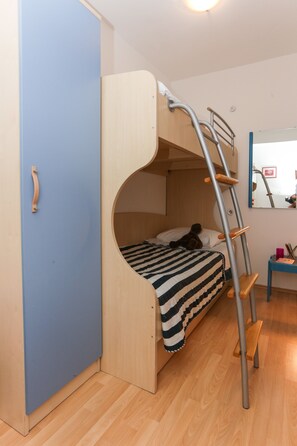 Apartamento, 2 quartos, terraço, vista para o mar | 1 quarto, ferros/tábuas de passar roupa, berços grátis