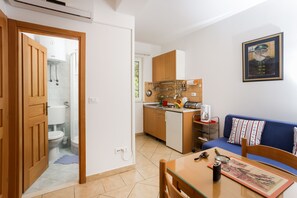 Apartamento, 1 quarto, sacada, vista para a cidade | Opções para refeição no quarto
