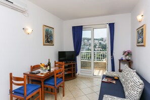 Apartamento, 1 quarto, sacada, vista para o mar | Opções para refeição no quarto